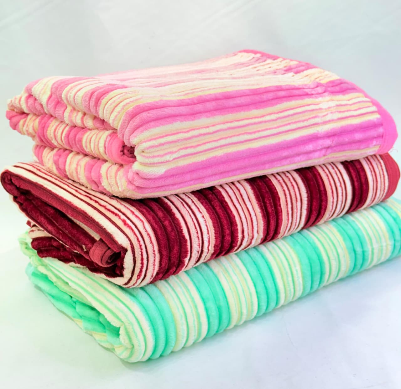 🛏️ MANTA PLUSH CON CORDERITO RAYADAS